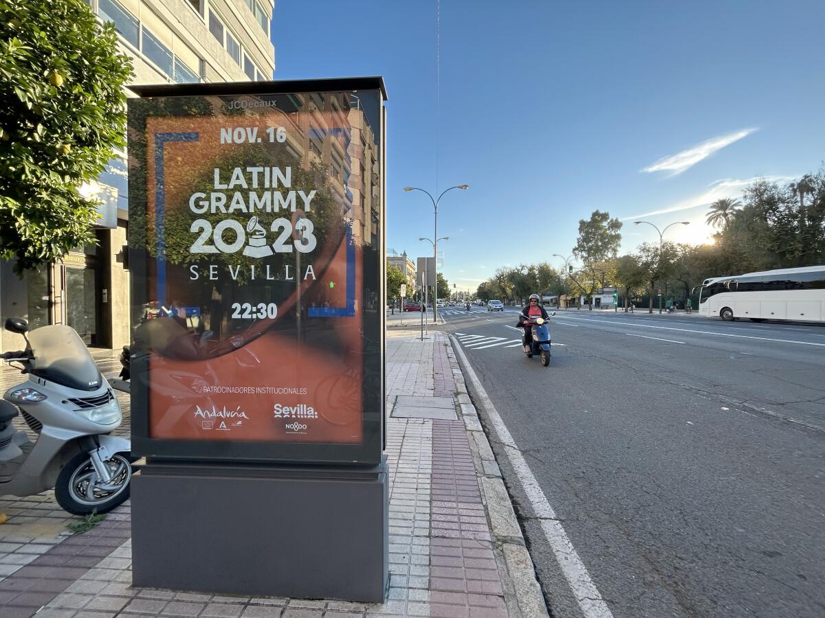 Las calles de Sevilla muestran vallas que les recuerdan a sus visitantes que el Latin Grammy llegó a la ciudad andaluza.