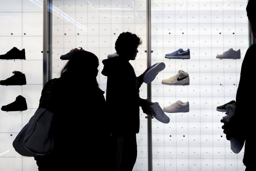 Personas compran calzado Nike en una tienda el 25 de noviembre en 2022 en Nueva York. (AP Foto/Julia Nikhinson, Archivo)