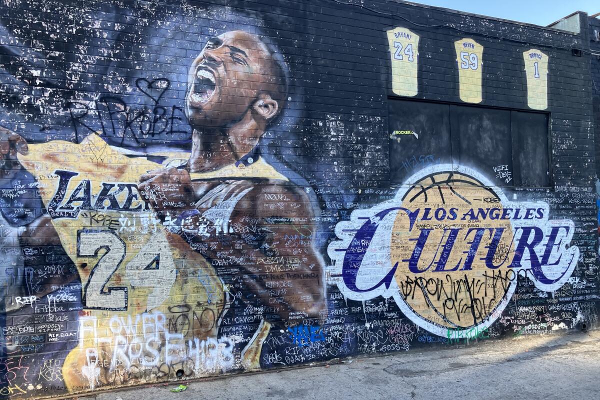 Los aficionados han escrito mensajes personales a Kobe Bryant en este mural cerca del Crypto.com Arena.