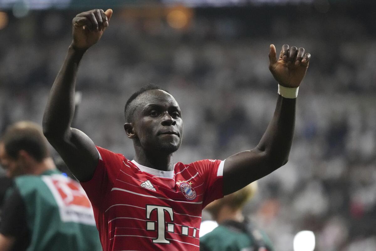 Sadio Mané, de Bayern Múnich, celebra después del partido de fútbol de la Bundesliga 