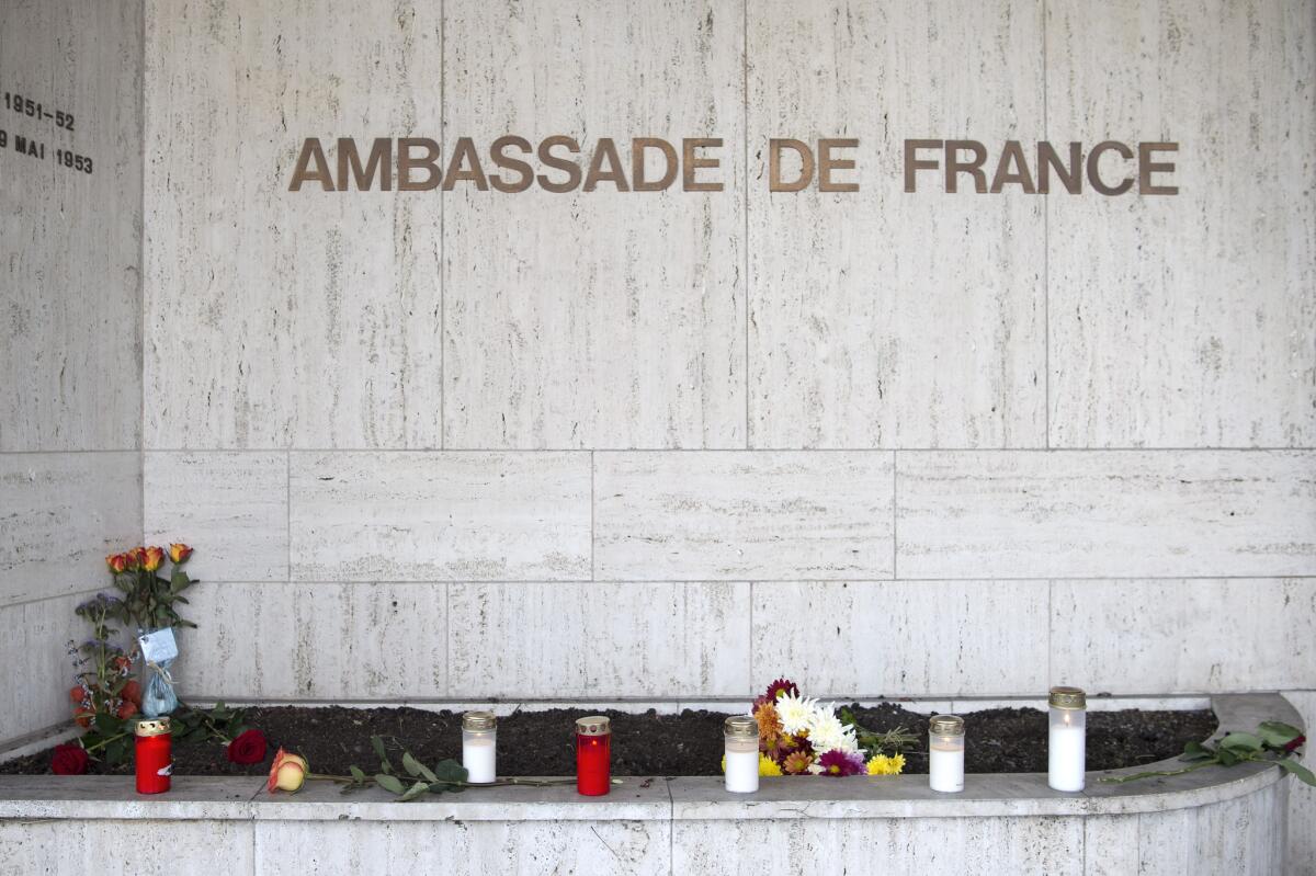 Ofrenda floral en memoria de las personas fallecidas en los atentados en París, frente a la embajada de Francia en Berna, Suiza.