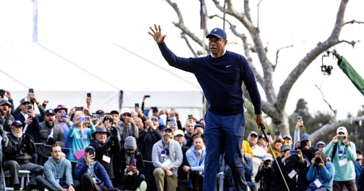 Le rallye à trois birdies de Tiger Woods le place près des leaders de Genesis