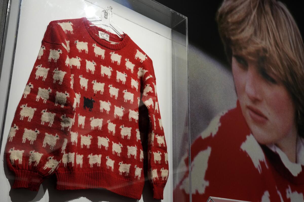 El suéter rojo adornado con un rebaño de ovejas que usó la princesa Diana cuando era joven