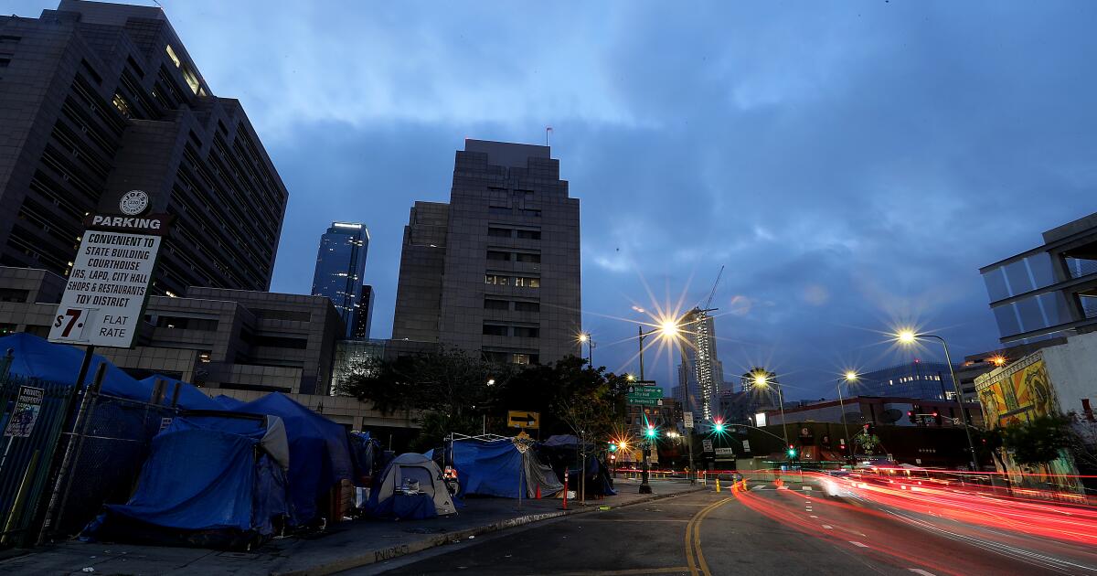 Mülkiyet değerleri evsizlik krizini ele almak için bir isabet almalıdır