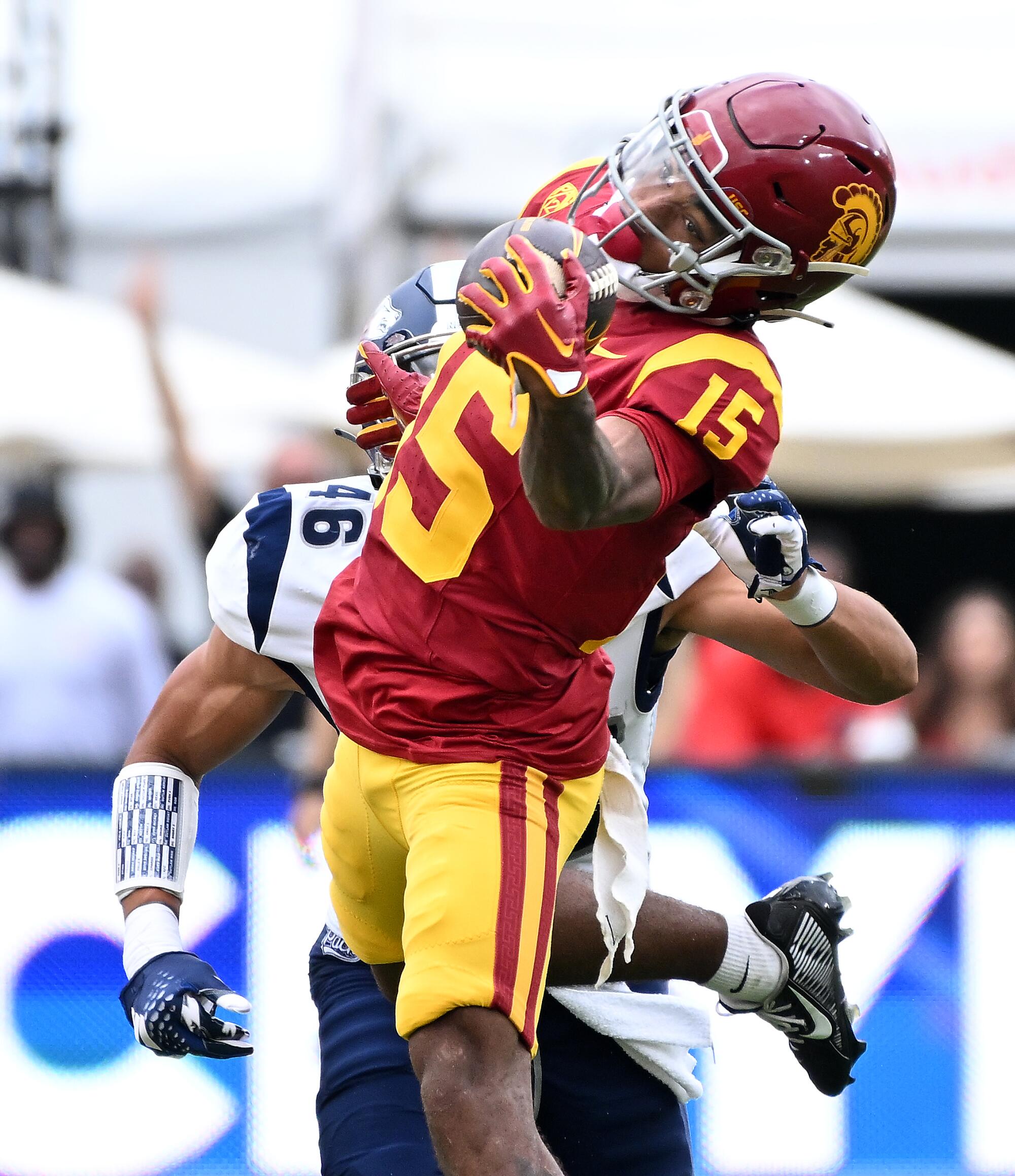 USC receiver Dorian Singer makes a one-handed catch
