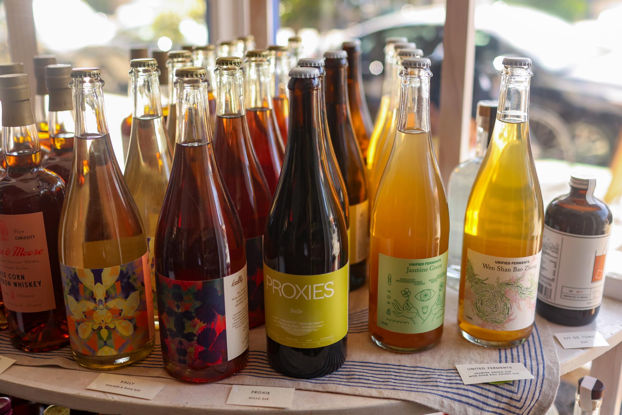 银湖植物园 (Botanica in Silver Lake) 展出精选葡萄酒。