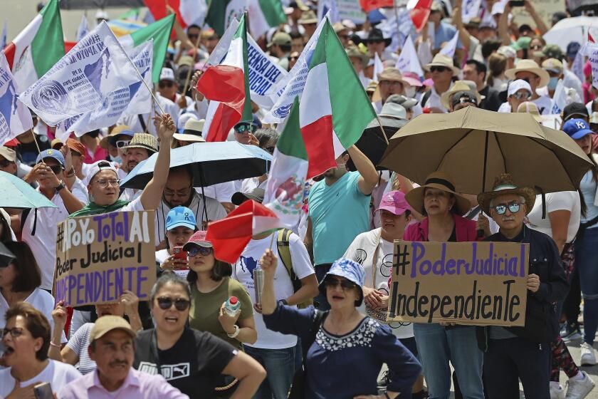 Trabajadores de las cortes federales se reúnen mientras realizan un paro para protestar contra las reformas que harían que todos los jueces sean elegidos por voto popular, el domingo 25 de agosto de 2024, en Ciudad de México. (Foto AP/Ginnette Riquelme)