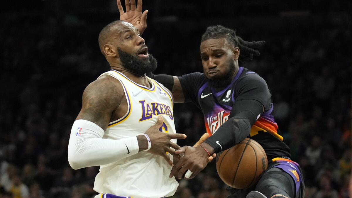 Lakers struggle, Suns overcome Chris Paul injury, win Game 1 - Los Angeles  Times