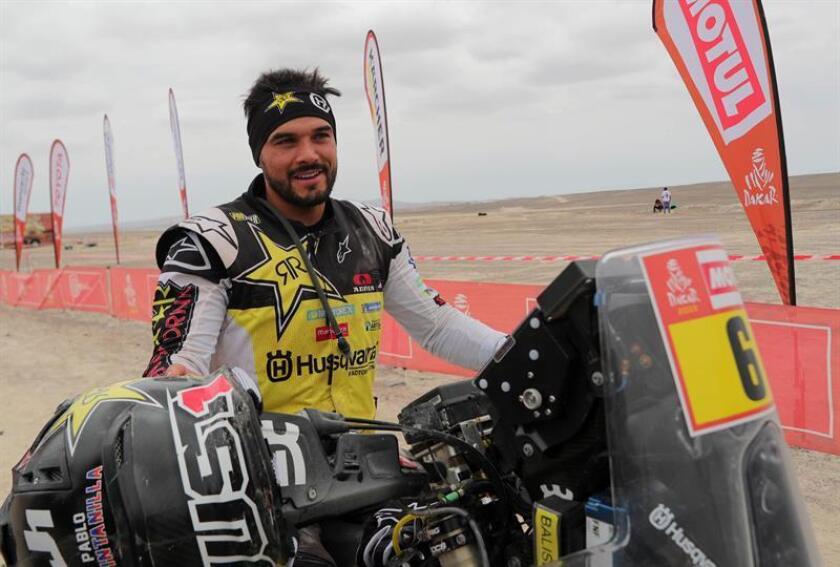 El chileno Pablo Quintanilla llega al punto de control de tiempos hoy, tras culminar la octava etapa del Rally Dakar 2019, entre San Juan de Marcona y Pisco (Perú). EFE