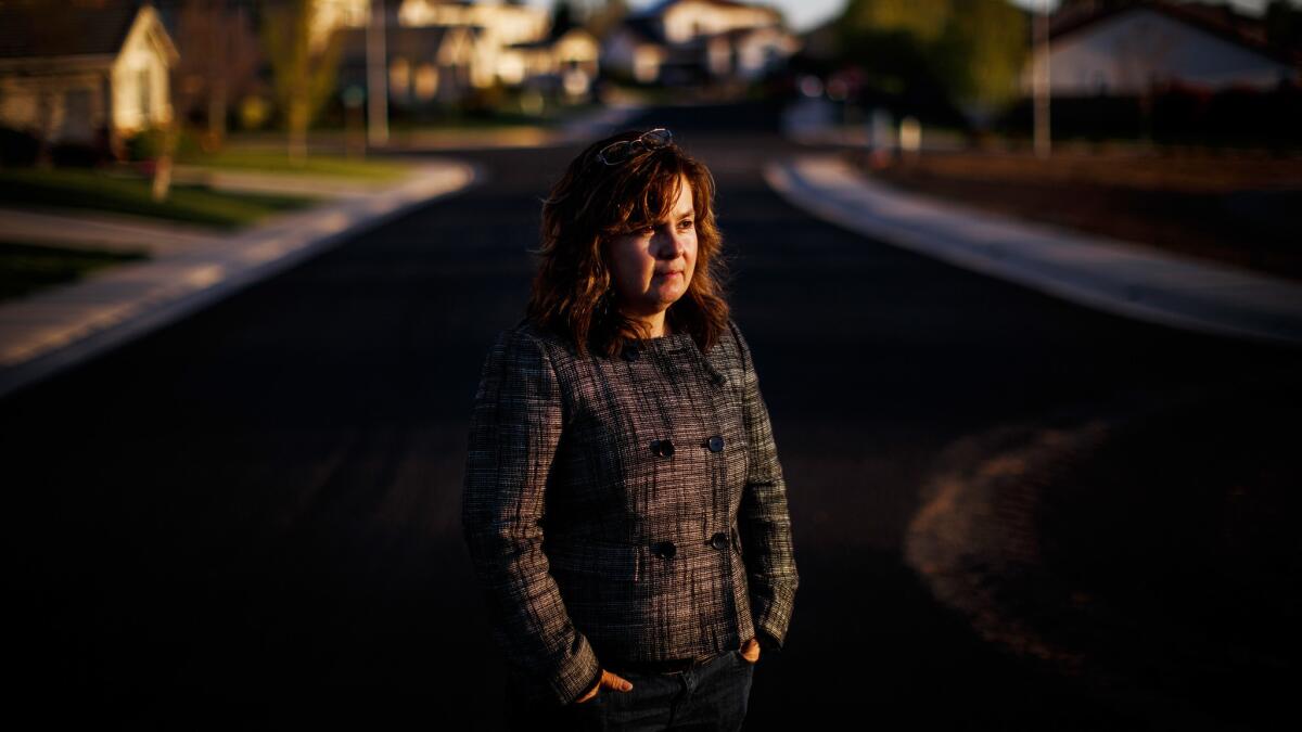 Leticia Aceves cerca de su casa en Auburn, California. Aceves posee licencia de conducir de California AB60, que le es necesaria para dirigir su negocio de limpieza de casas (Max Whittaker / Para The Times).