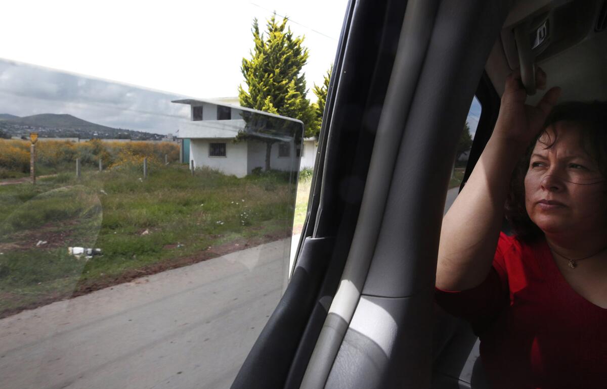 María Mendoza-Sánchez, una enfermera oncológica de Oakland, California, que fue deportada en 2017, dejando atrás a sus cuatro hijos, observa el paisaje mientras ella y algunos miembros de su familia conducen desde su pequeño pueblo de Santa Mónica, hasta los límites exteriores de la Ciudad de México.