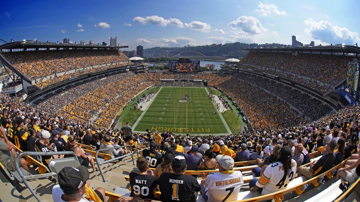 ARCHIVO. Panorámica del juego entre los Steelers de Pittsburgh contra Patriots de Nueva Inglaterra, en el Acrisure Stadium en Pittsburgh, el domingo 18 de septiembre de 2022. El domingo 2 de octubre un aficionado murió en el hospital después de caer de las escaleras eléctricas, ser atendido en el lugar y trasladado en estado crítico al hospital. (AP Foto/Don Wright)