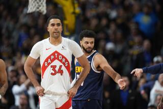 ARCHIVO - Jontay Porter (34), de los Raptors de Toronto, y Jamal Murray (27), de los Nuggets de Denver, durante la segunda mitad del partido de baloncesto de la NBA, el lunes 11 de marzo de 2024, en Denver. La NBA suspendió a Porter el miércoles 17 de abril de 2024 después de que una investigación de la liga encontró que compartió información confidencial y apostó en partidos. (AP Foto/David Zalubowski, Archivo)