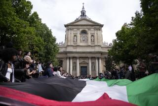 Estudiantes se manifiestan frente a la Universidad La Sorbona con una enorme bandera palestina, el lunes 29 de abril de 2024 en París, Francia. (Foto AP/Christophe Ena)