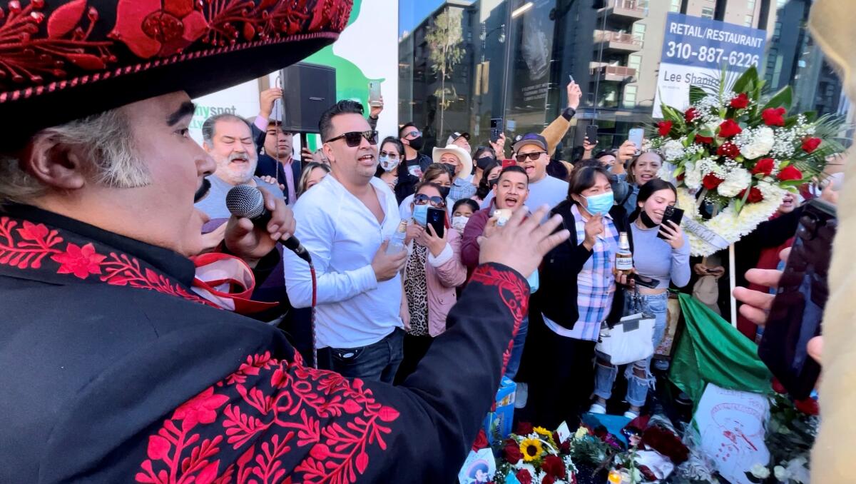 Alejandro González, un imitador de Chente, puso el toque musical al tributo de los fans en el Paseo de la Fama de Hollywood