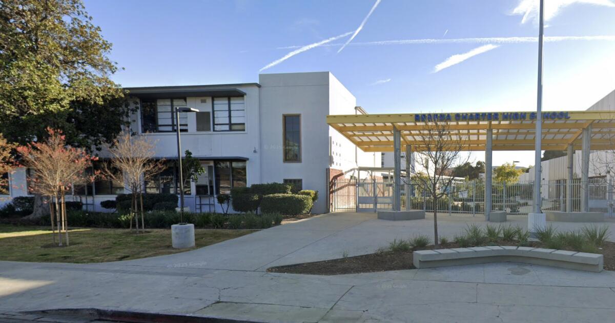 A morte de um estudante de Reseda, de 12 anos, que foi atingido por uma garrafa de água de metal durante um suposto incidente de bullying está sendo investigado como homicídio.