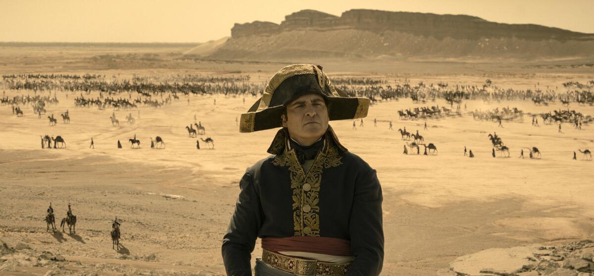 En esta imagen proporcionada por Apple TV+, Joaquin Phoenix en una escena de "Napoleon". (Apple TV+ vía AP)