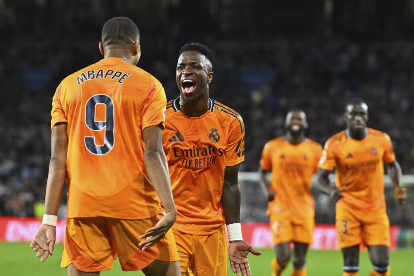 Kylian Mbappé del Real Madrid celebra con Vinícius Júnior tras anotar el segundo gol del equipo de penal en el triunfo ante la Real Sociedad en la liga española el sábado 14 de septiembre del 2024. (AP Foto/Miguel Oses)