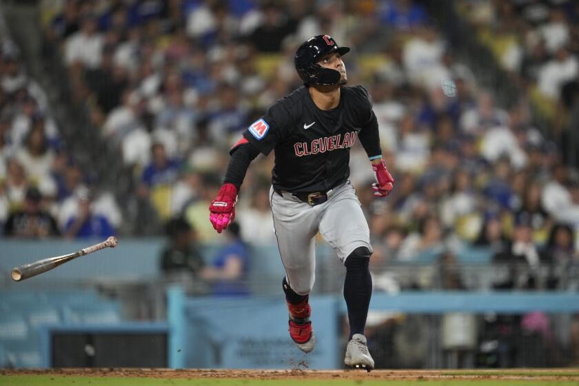 El venezolano Andrés Giménez, de los Guardianes de Cleveland, conecta un jonrón ante los Dodgers de Los Ángeles, el viernes 6 de septiembre de 2024 (AP Foto/Ashley Landis)