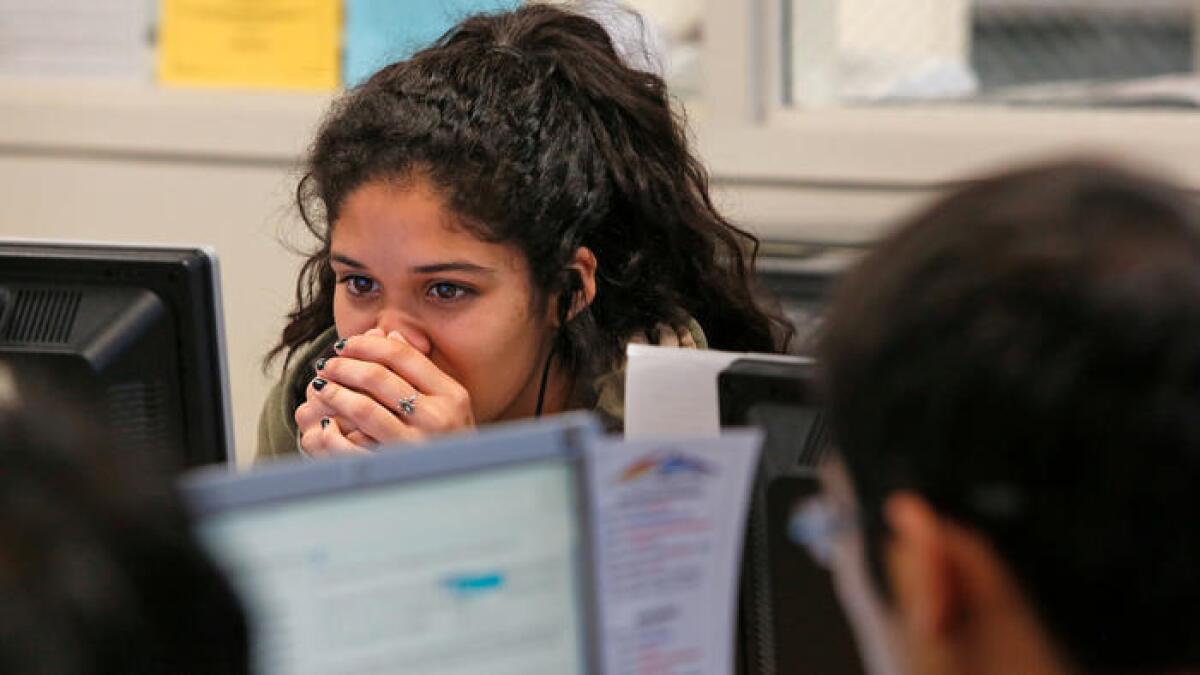 Un estudiante de Francisco Bravo Senior High Medical Magnet School practica para el examen estandarizado estatal (ACT), en 2015.