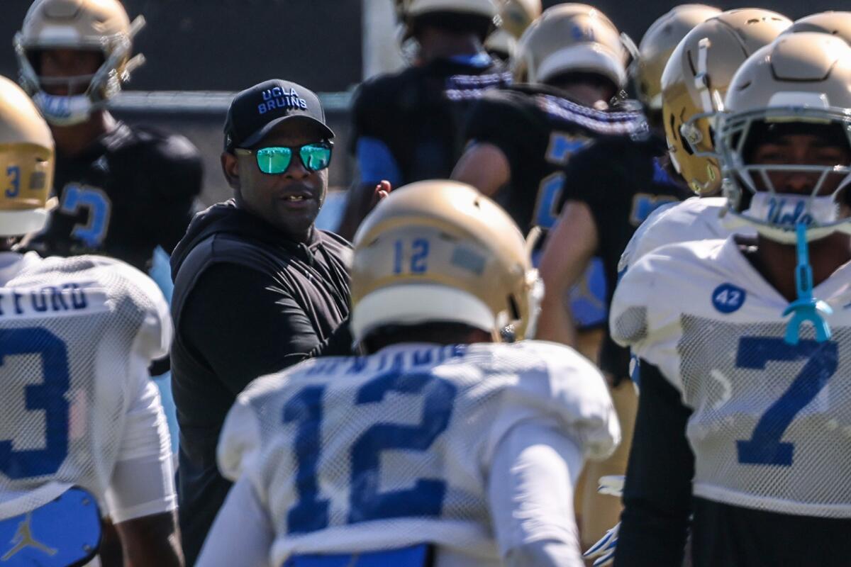 তারা নীচে নেই: 0-3, ক্যালিফোর্নিয়া বিশ্ববিদ্যালয়ের সকার দল লস অ্যাঞ্জেল-এ গিয়েছিল তারা নীচে নেই: 0-3, ক্যালিফোর্নিয়া বিশ্ববিদ্যালয়ের সকার দল লস অ্যাঞ্জেল-এ গিয়েছিল