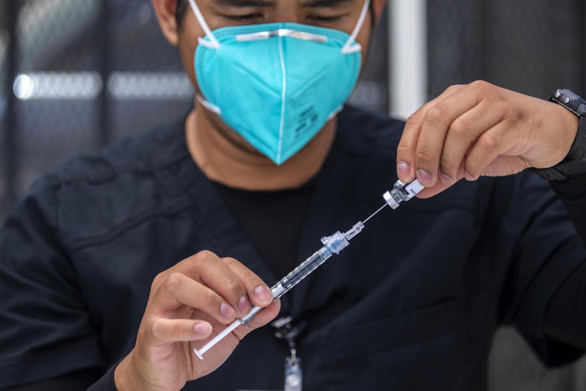 Los latinos continúan enfrentando barreras estructurales para acceder a las vacunas.