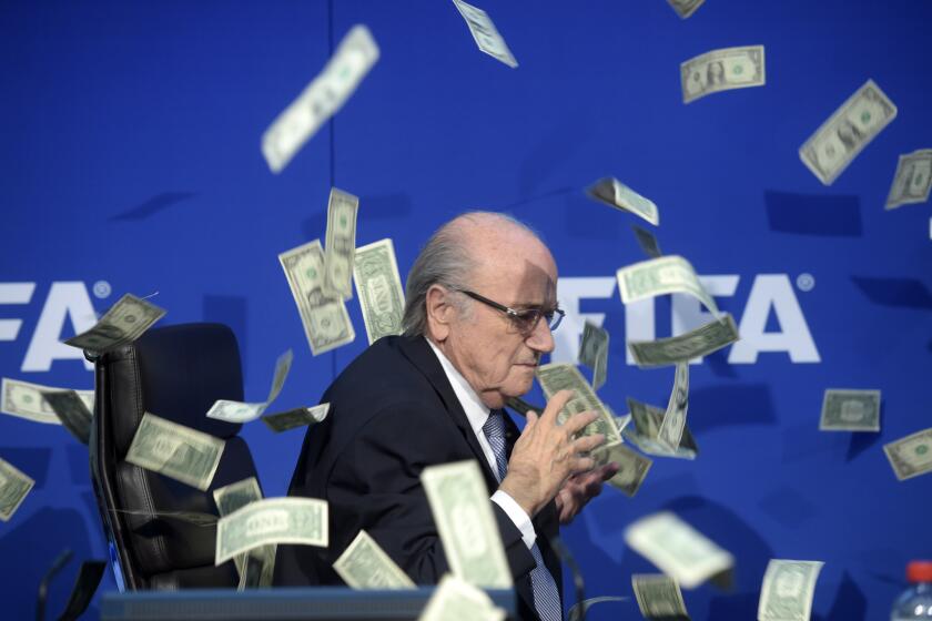 El momento en que tiran billetes a Joseph Blatter, en Zurich, Suiza.