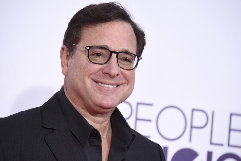 ARCHIVO - Bob Saget llega a la ceremonia de los People's Choice Awards en el Teatro Microsoft en Los Ángeles el 18 de enero de 2017. El actor y comediante, conocido por su papel del amado padre soltero Danny Tanner en la serie de comedia “Full House” ("Tres por tres"), falleció, informaron las autoridades de Florida el domingo 9 de enero de 2022. Tenía 65 años. (Foto por Jordan Strauss/Invision/AP, Archivo)