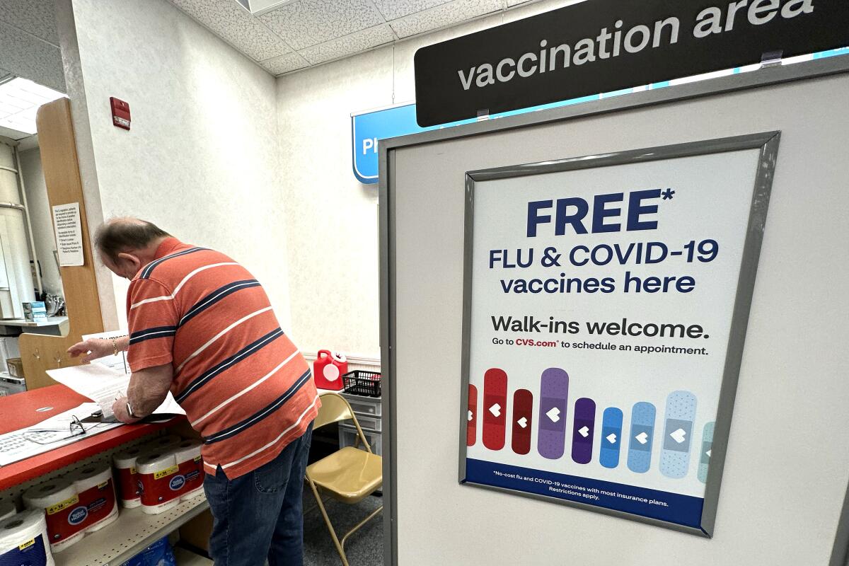 ARCHIVO - Un anuncio de vacunacin contra el COVID-19 y la influenza puede apreciarse en una farmacia el mircoles 13 de septiembre de 2023, en Palatine, Illinois. (AP Foto/Nam Y. Huh, Archivo)