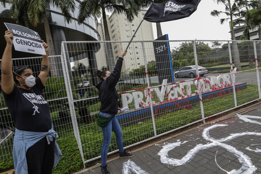 Protesta contra la compañía de atención médica Prevent Senior frente a su sede en Sao Paulo, Brasil, el 30 de septiembre de 2021. Personal médico ha denunciado que la empresa probó medicamentos en pacientes de COVID-19 sin el consentimiento adecuado. (Foto AP/Marcelo Chello)