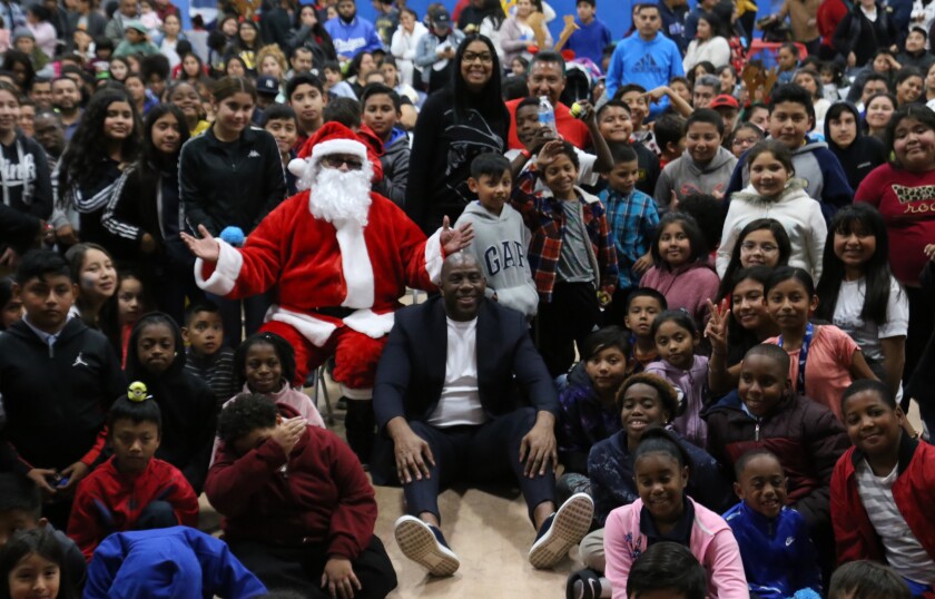 Magic Johnson nimmt Anfang dieser Woche an einer Weihnachtsveranstaltung im All Peoples Community Center in LA teil.
