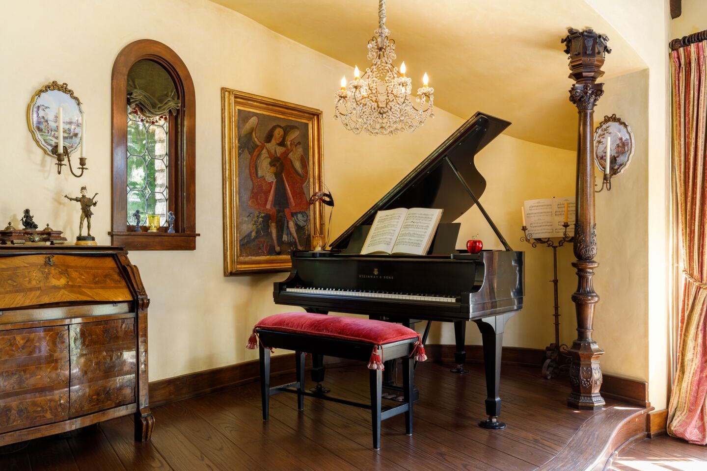 A piano in a room.