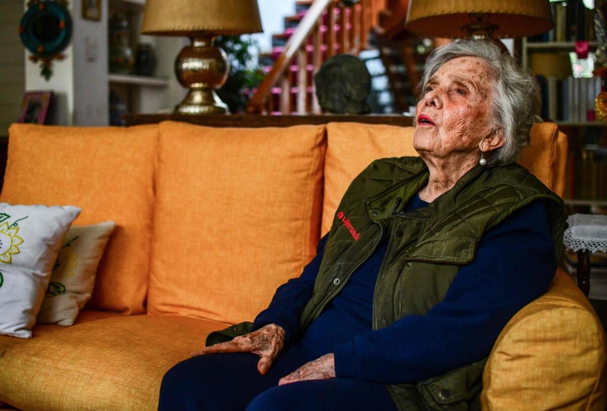 Elena Pontiatowska en su casa, durante una entrevista realizada con motivo del 50 aniversario de la masacre de Tlatelolco.
