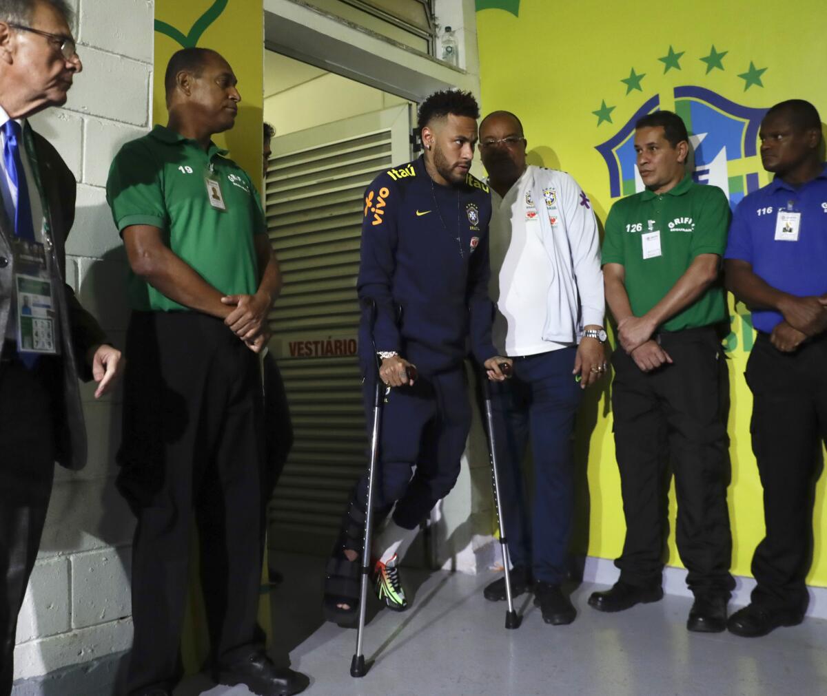 El delantero Neymar, de la selección de Brasil, sale en muletas del vestuario tras un partido amistoso ante Qatar en Brasilia, el miércoles 5 de junio de 2019.