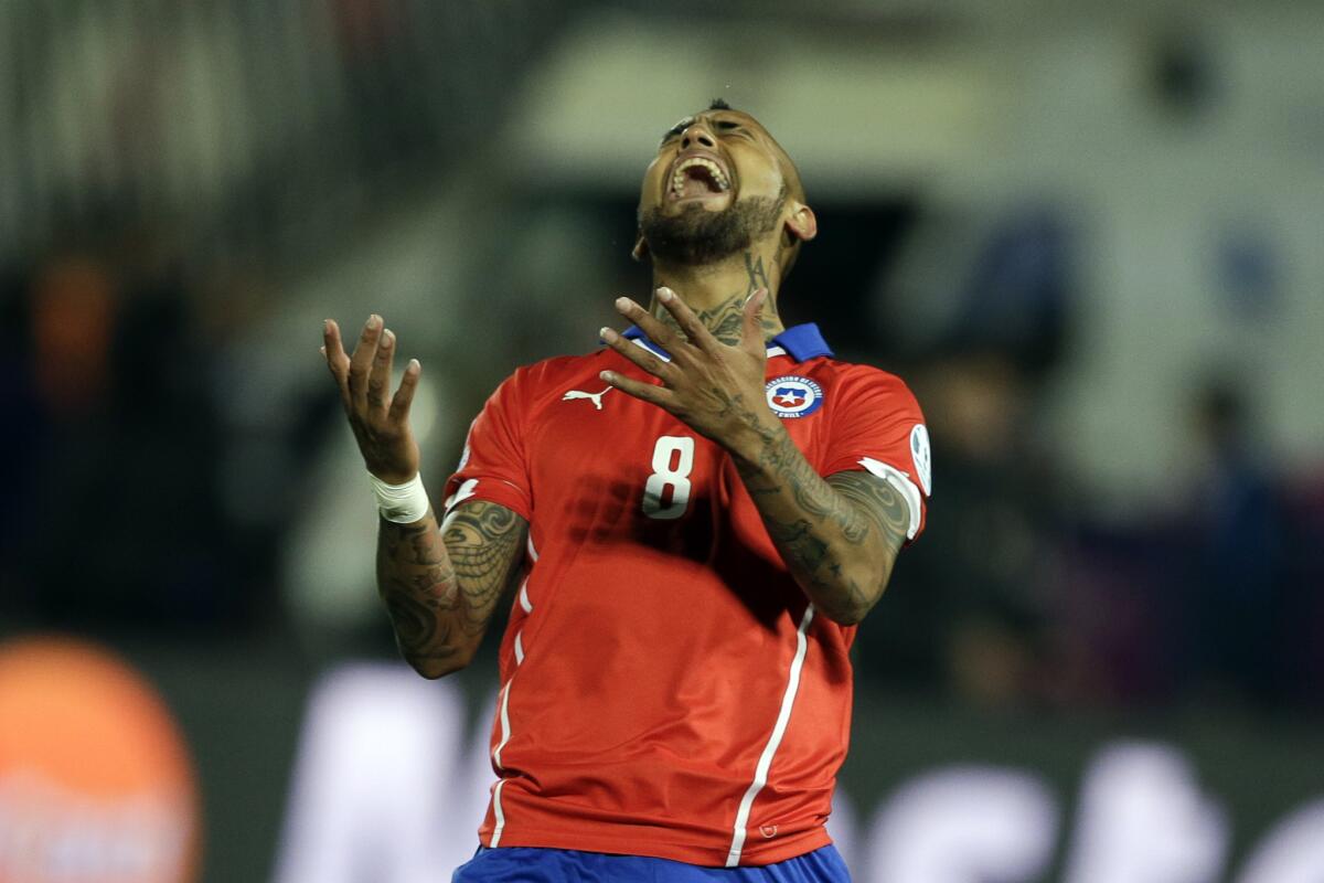 El jugador de la selección de Chile, Arturo Vidal, reacciona tras una jugada contra Ecuador en la Copa América el jueves, 11 de junio de 2015, en Santiago.