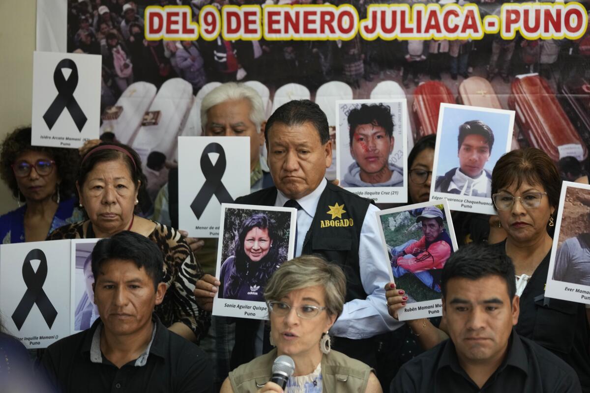 Familiares de manifestantes fallecidos en las protestas muestran fotos de las víctimas