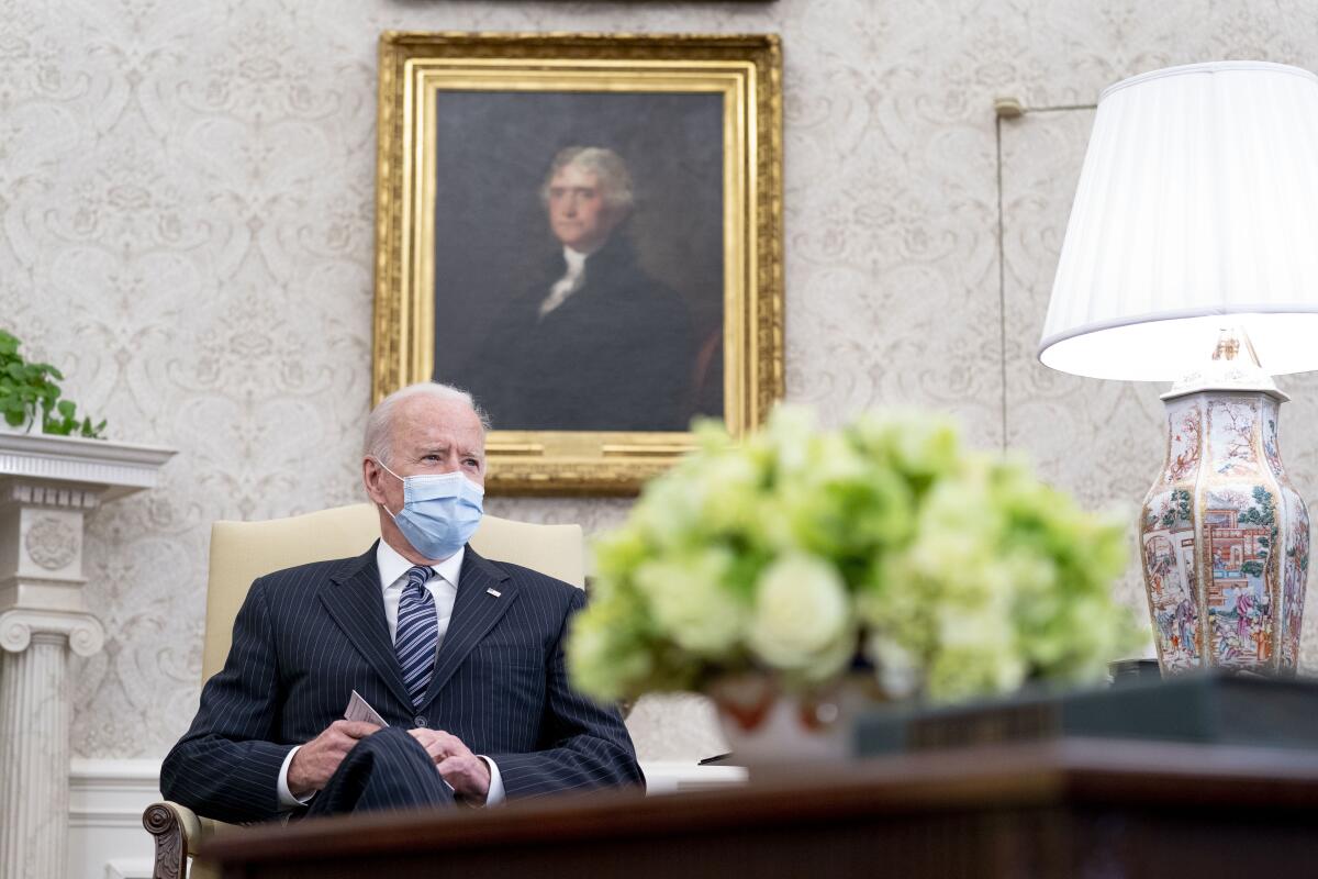 El presidente Joe Biden se reúne con legisladores para discutir su plan de empleos, en la Oficina Oval