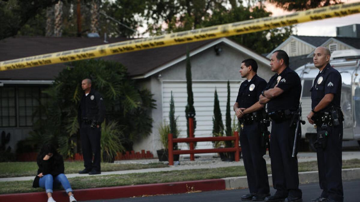 Policías de Los Ángeles, de pie cerca de la escena de un tiroteo el otoño pasado en Lake Balboa, donde la policía disparó mortalmente contra un hombre de 34 años.