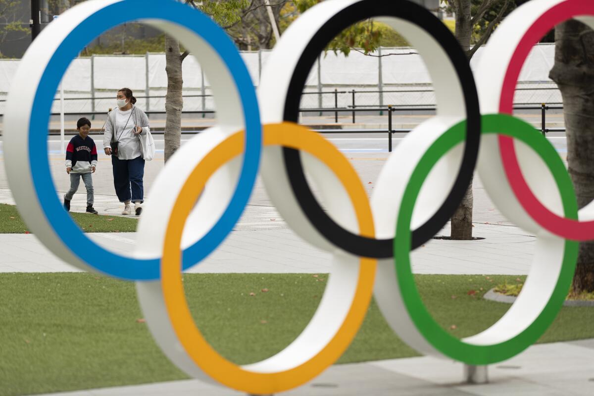 ARCHIVO - Los anillos olímpicos frente al Museo Olímpico  