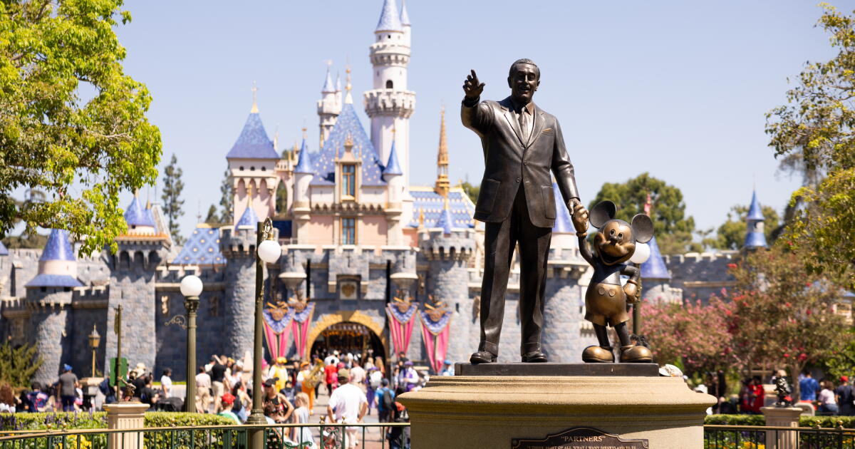 Suspicious bags at Disneyland prompt bomb squad response, evacuation - BERITAJA