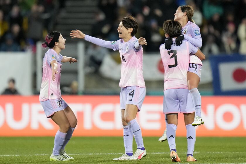 Las jugadoras de Japón celebran un tanto de Hinata Miyazawa en el partido de octavos de final del Mundial que enfrentó a su selección con Noruega, en Wellington, Nueva Zelanda, el 5 de agosto de 2023. (AP Foto/Alessandra Tarantino)