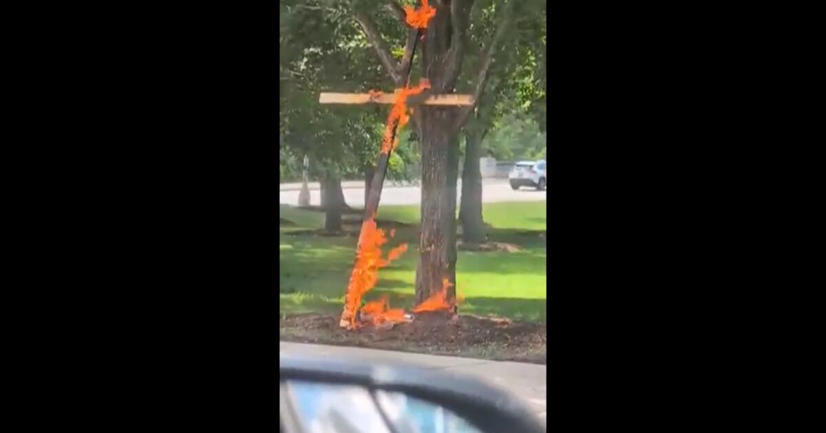 Une croix en feu dans un parc de Chicago a choqué les habitants
