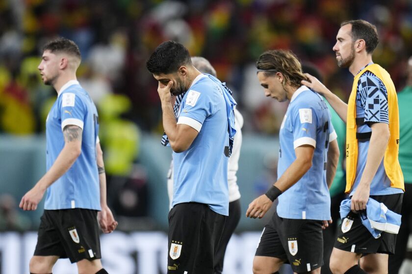 El delantero uruguayo Luis Suárez llora al final del partido contra Ghana por el Grupo H del Mundial, el viernes 2 de diciembre de 2022, en Rayán, Qatar. Uruguay ganó 2-0 pero queda eliminada. (AP Foto/Manu Fernández)