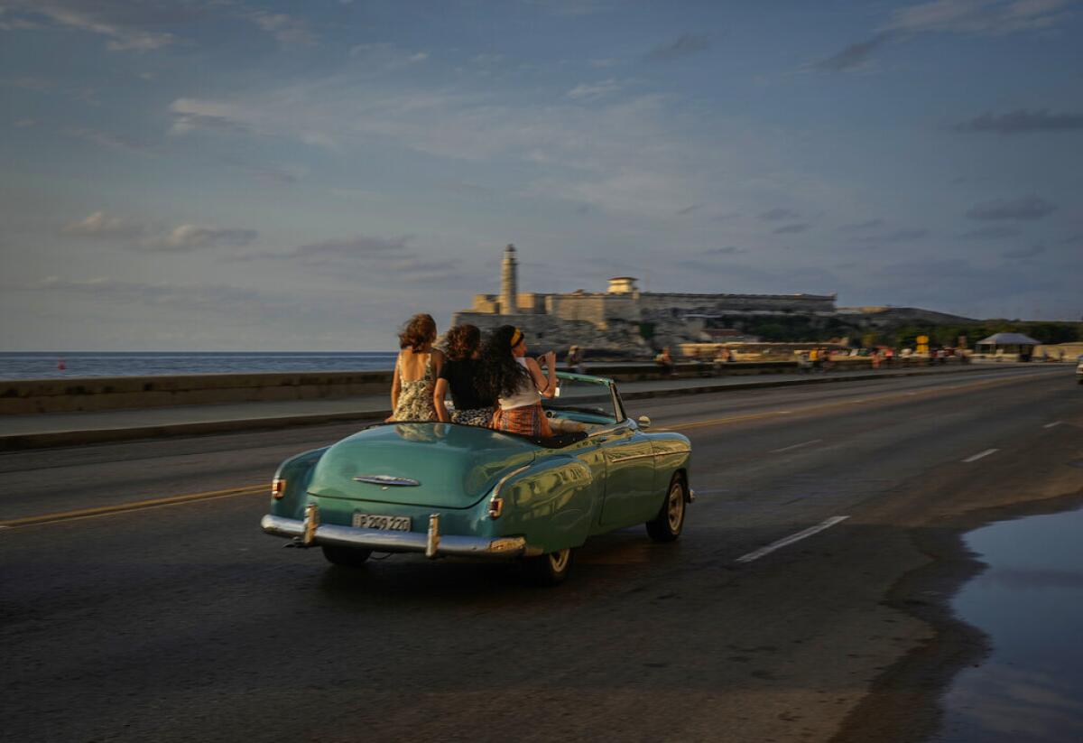 Turistas dan un paseo por el Malecón 