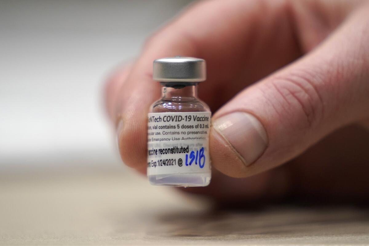 Fotografía de archivo de un vial de la vacuna de Pfizer contra el COVID-19 en Seattle.