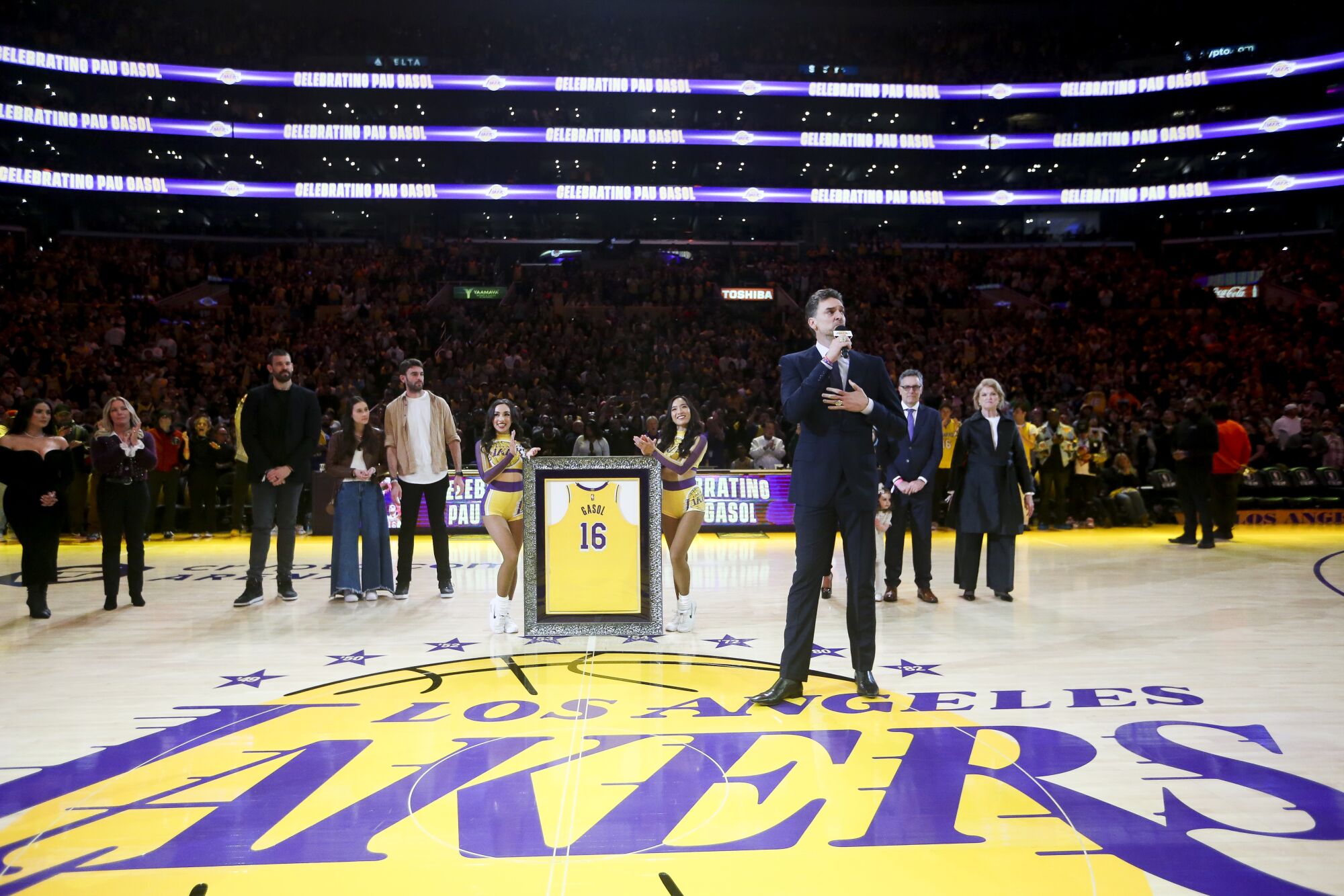 Pau Gasol si rivolge alla folla della Crypto.com Arena durante la cerimonia di ritiro della maglia dei Lakers martedì.