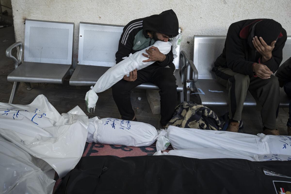 Palestinos lloran la muerte de familiares en un bombardeo israelí sobre Rafah, 
