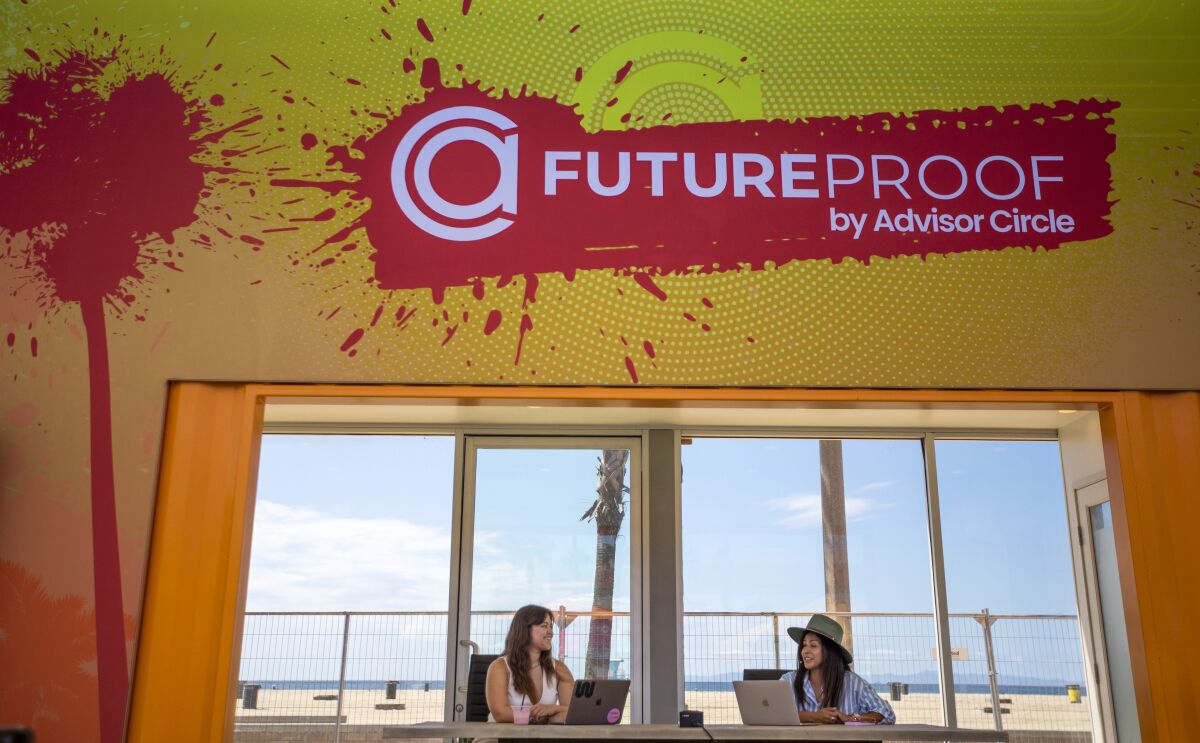 Deux femmes sont assises sous un logo Future Proof.