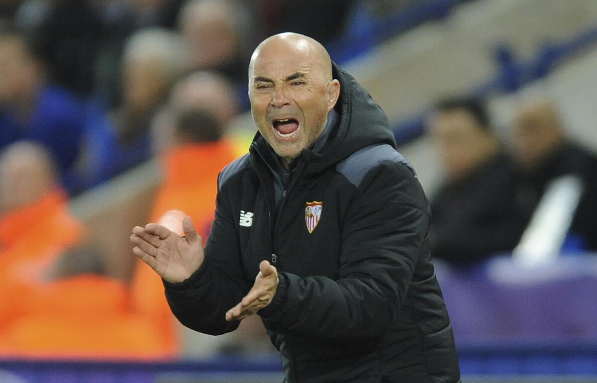 ARCHIVO - El técnico del Sevilla Jorge Sampaoli durante el partido contra Leicester 