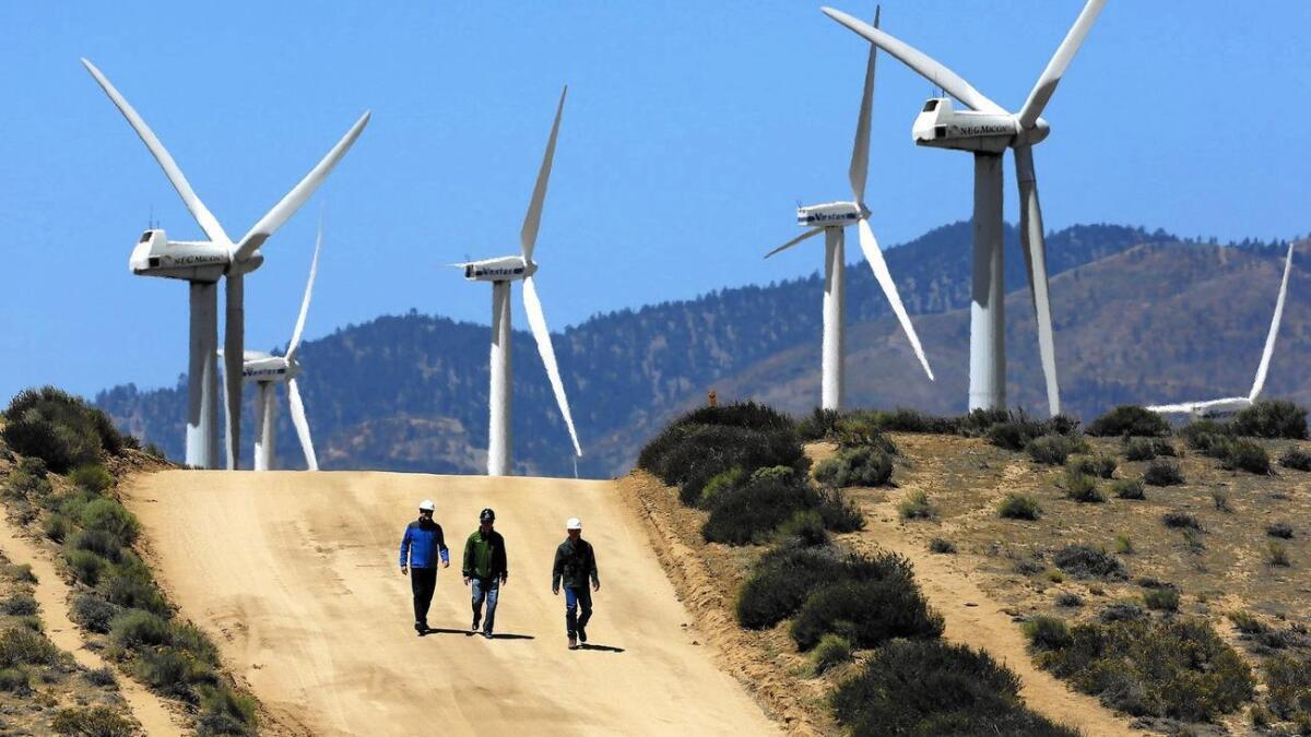 Gregory Wetstone, izquierda, Randy Hoyle y Kevin Martin visitan el proyecto de energía eólica de Terra-Gen Power en las montañas de Tehachapi.